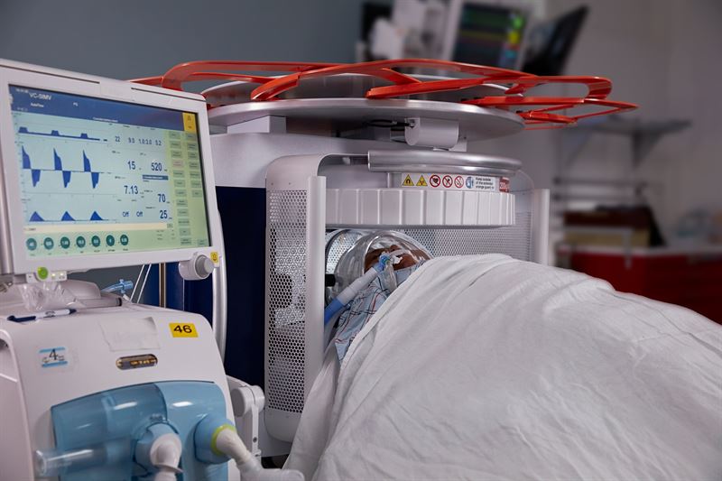 Hyperfine Swoop Patient - In Swoop  in ICU - Blurred Background - LBL-001303 v0.jpg