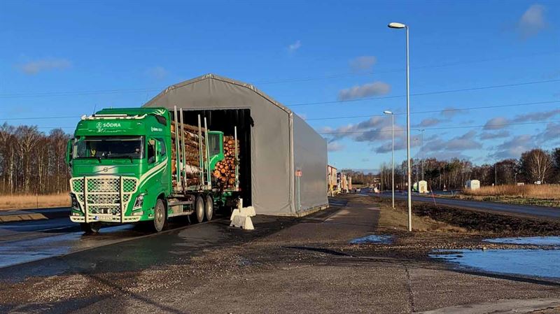 Som mest rullar en lastbil varannan minut genom mätningshallen i Värö. Foto: Biometria