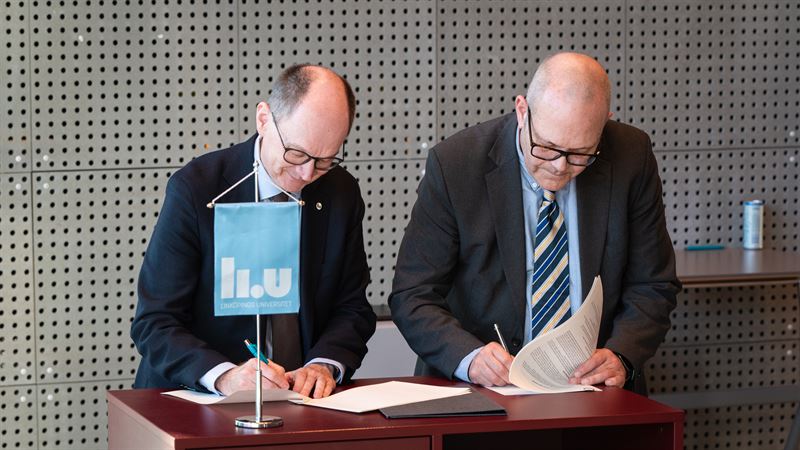 LiUs rektor JanIngvar Jnsson och VD Hans Holmstrm p Siemens Energy AB skriver under ett avtal om strategiskt partnerskap