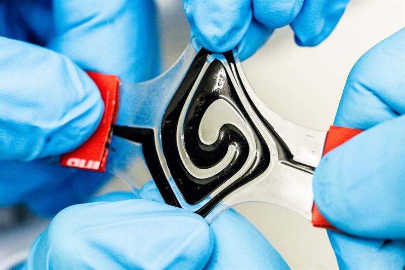 Med hjlp av elektroder i vtskeform har forskare vid Linkpings universitet utvecklat ett batteri som kan anta vilken form som helst