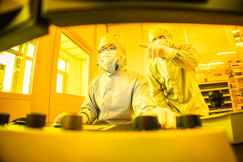 Forskarna Dongqing Lin och Magnus Jonsson undersker ett prov i svepelektronmikroskopet p Campus Norrkping