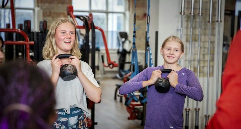 En bild som visar Människoansikte, klädsel, person, leende
AI-genererat innehåll kan vara felaktigt.