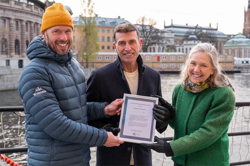 Oskar Sundblad tf ordfrande Svensk Cykling Roberto Vacchi rets pristagare av Svensk Cyklings opinionspris 2025 samt Karolina Skog vd Svensk Cykling