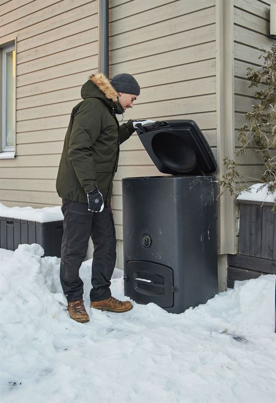 Lämpökompostorin käyttöä voi jatkaa läpi talven ja kevään vaikka kompostori olisikin jäässä