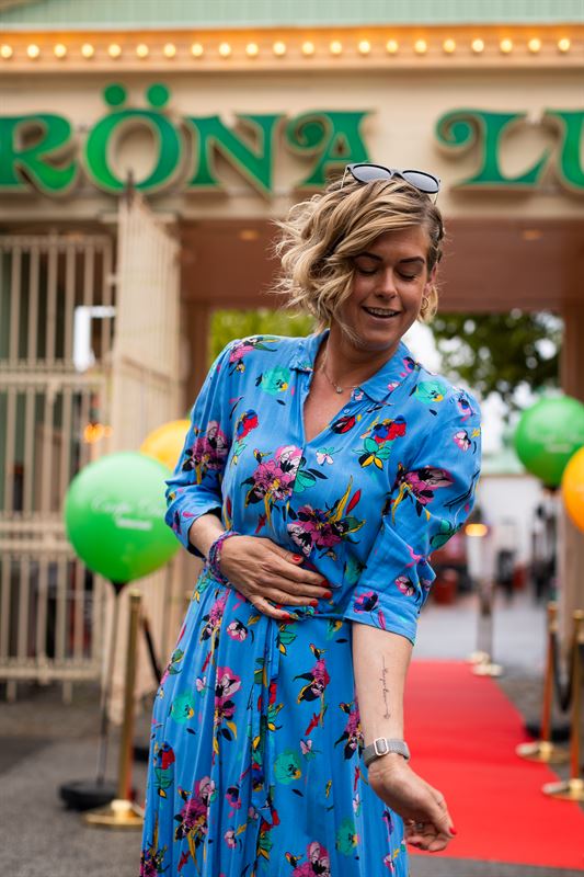 Jeanette Tilberger Roth visar upp sin tatuering