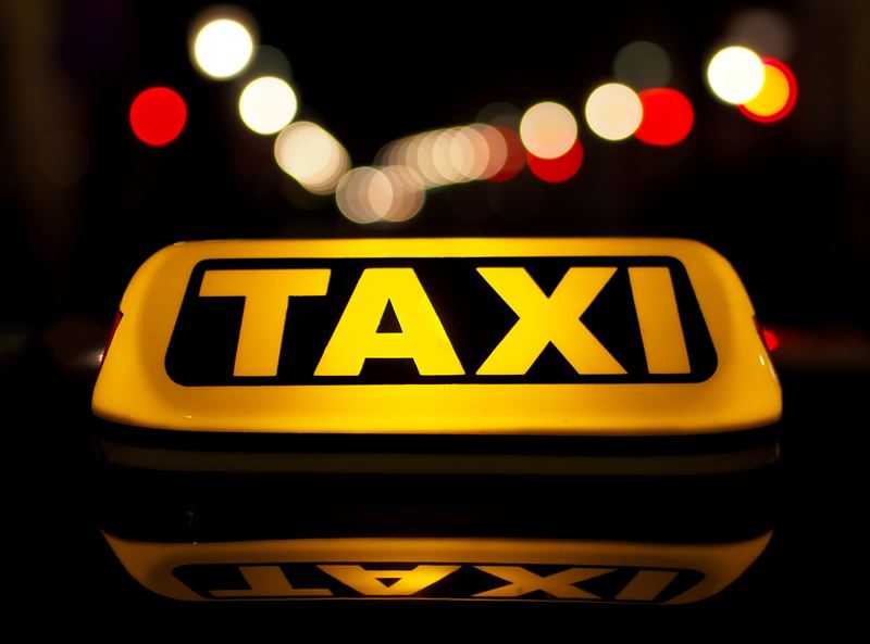 自動運転の電動タクシー群を不測の事態に適応させる最適化手法を開発（Driverless electric taxi fleets adapt to the unexpected）