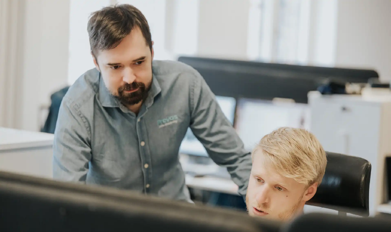 En bild som visar person, Människoansikte, inomhus, klädselAI-genererat innehåll kan vara felaktigt.