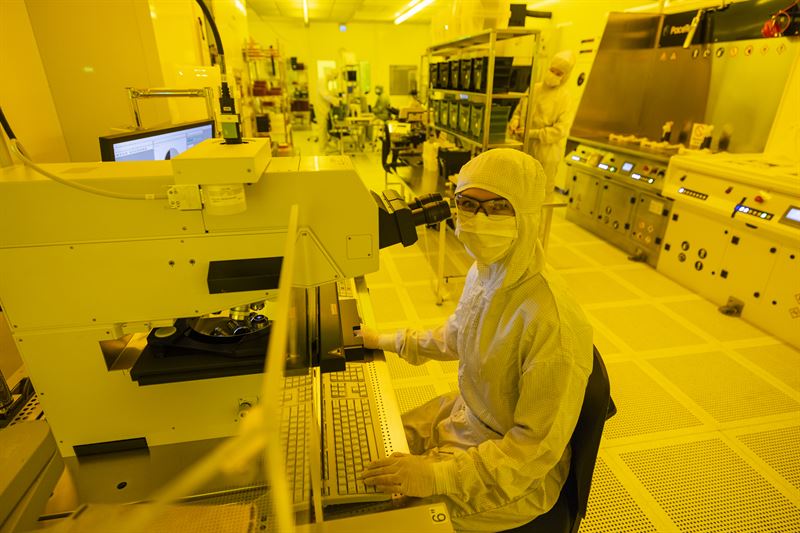 Handling_200_mm_wafers_in_Micronova_cleanroom_at_VTT.jpg