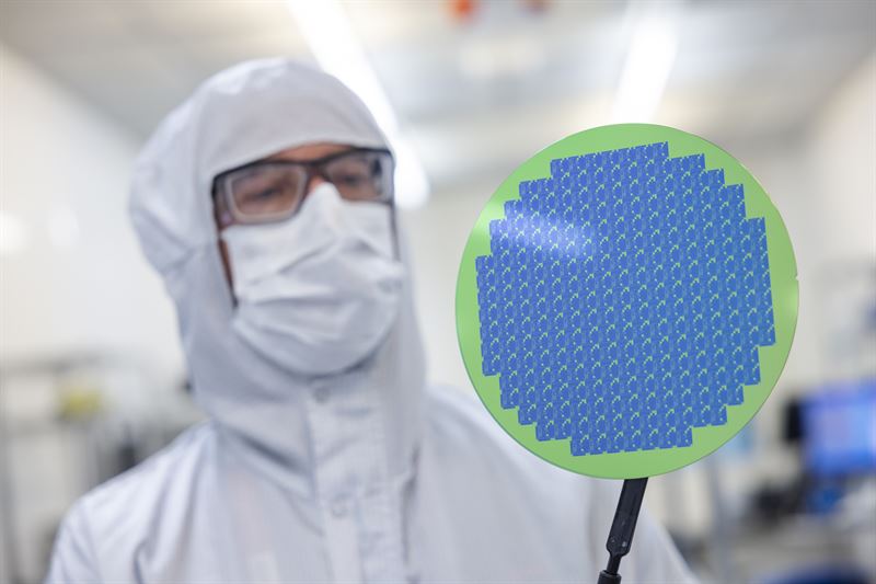 Handling_200_mm_wafer_in_Micronova_cleanroom_at_VTT-1.jpg