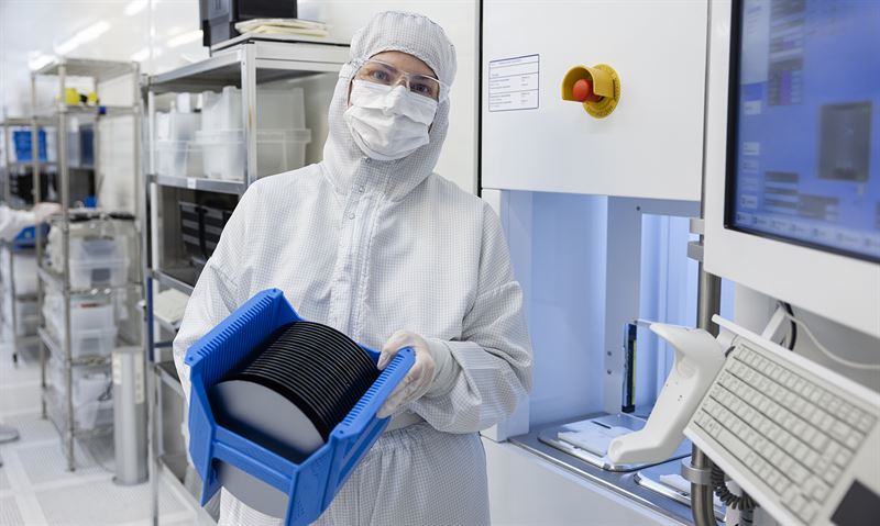VTT+Cleanroom+200_mm+wafers.jpg