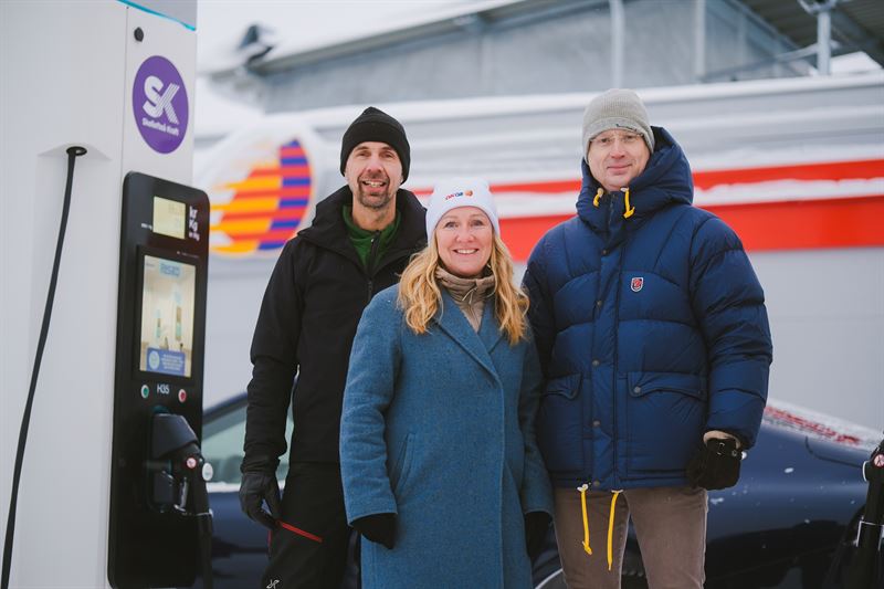 Ulrik Dahlgren kommunstyrelsens ordfrande i Storuman Karin Eriksson vd fr OKQ8 och Joachim Nordin vd fr Skellefte Kraft vid invigningen av en ny tankstation fr vtgas i Storuman