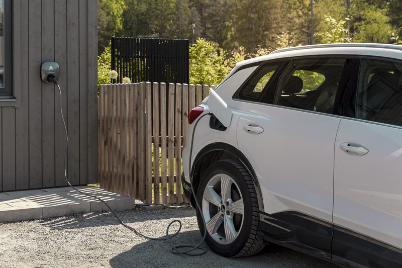 Med den nya funktionen i Smart styrning anpassas elbilsladdningen automatiskt fr att jmna ut elanvndningen ver tid Foto Maria Cruseman