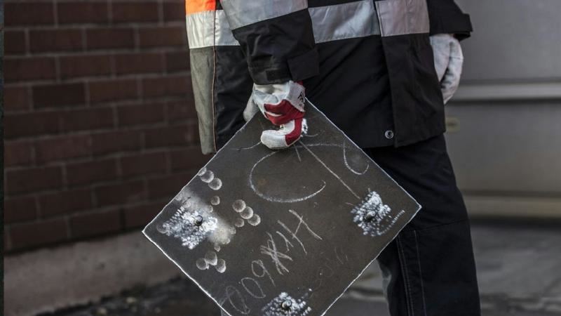 En bild som visar text, klädsel, handskrift, utomhus

Automatiskt genererad beskrivning